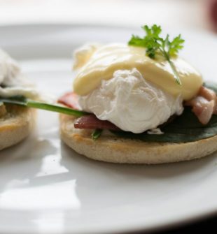 Brunch har længe været en populær spisetid i København, og byen byder på et væld af fantastiske muligheder for at nyde en lækker og afslappet brunchoplevelse