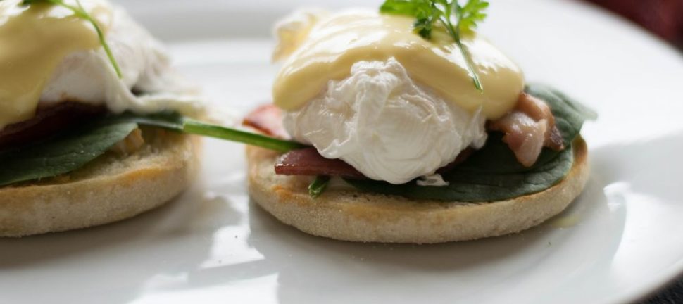 Brunch har længe været en populær spisetid i København, og byen byder på et væld af fantastiske muligheder for at nyde en lækker og afslappet brunchoplevelse