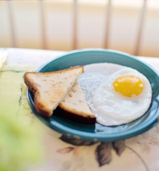 Brunch Sønderborg er en gastronomisk oplevelse, der får morgenmad og frokost til at forenes i en lækker fusion af smagsoplevelser