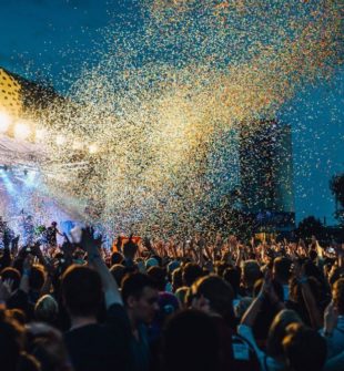 Magien ved Festivaler: En Oplevelse af Musik, Kultur og Fællesskab